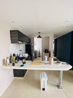 Kjøleskap, ovn, kokeplater og kaffetrakter/tekoker