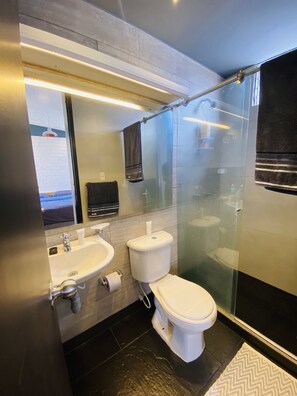 Dusj, håndklær, såpe og toalettpapir