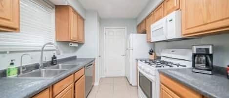 Frigorífico, microondas, horno y placa de cocina