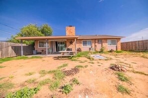 Exterior - Right At Home-Midland Destination Getaway-reduced due to cancellation (Midland)