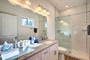 Articles de toilette gratuits, sĂšche-cheveux, serviettes fournies