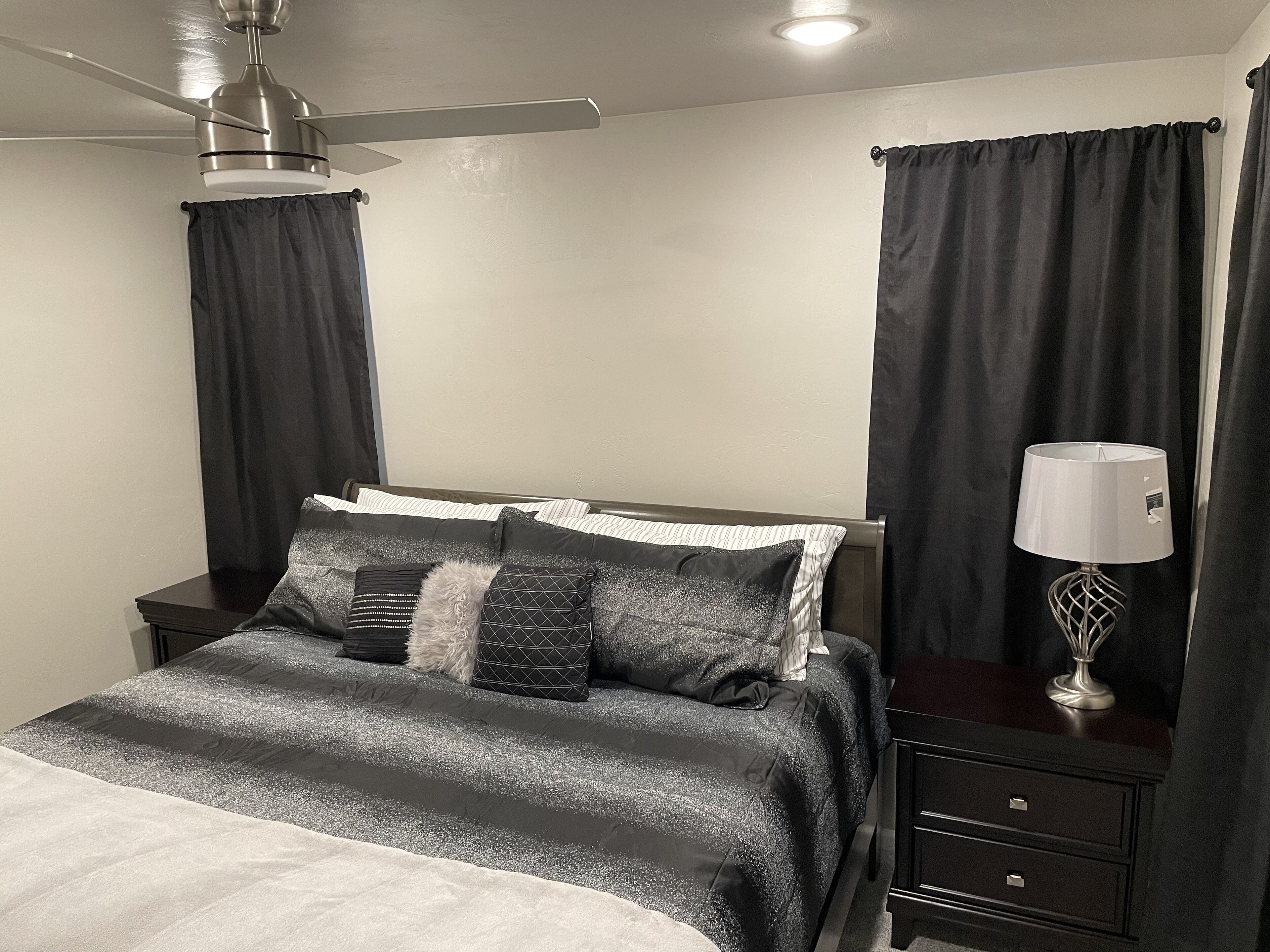 3 عدّة غرف نوم ومكواة/لوح كي وواي فاي مجانًا وملاءات أسرّة