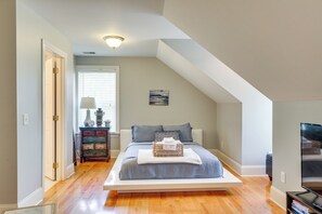 Escritorio, tabla de planchar con plancha, internet y ropa de cama 