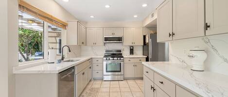 Een koelkast, een microgolfoven, een oven, een kookplaat