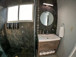 Shower - Beautiful house w heated private pool/ downtown (Tequisquiapan)