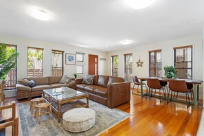 TV connectée, livres, chaîne hi-fi, écrans d'ordinateur