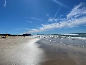 Vlak bij het strand, ligstoelen aan het strand, strandlakens