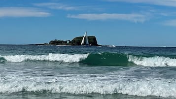 Una playa cerca, sillas reclinables de playa, toallas de playa