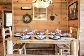 Dining - Mountain Cabin *Views*Hot Tub*Wifi *Pool Table (Sevierville)