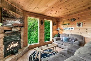 Smart TV, fireplace - Mountain Cabin *Views*Hot Tub*Wifi *Pool Table (Sevierville)