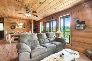 Smart TV, fireplace - Mountain Cabin *Views*Hot Tub*Wifi *Pool Table (Sevierville)