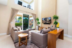 Televisión, reproductor de DVD, estéreo y oficina 