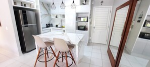 Geladeira, micro-ondas, cooktop, cafeteira/chaleira