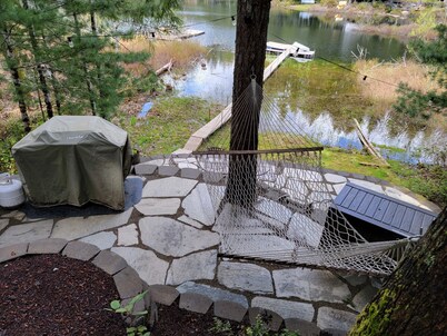 Private Lake Front Cabin
with Outdoor Infrared Sauna
Sunroom and
Game room