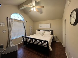3 habitaciones, escritorio, tabla de planchar con plancha y wifi gratis 
