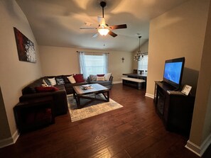 Una Smart TV, una chimenea, libros