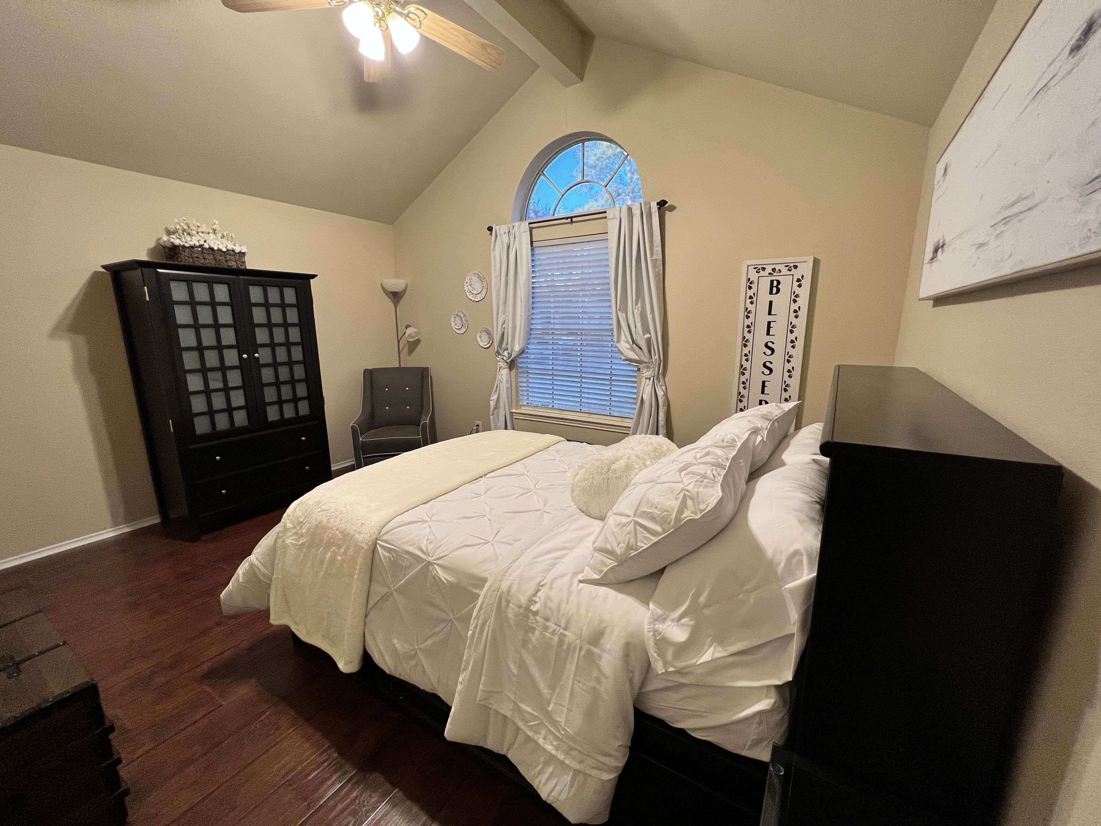 3 makuuhuonetta, työpöytä, silitysrauta/-lauta, ilmainen Wi-Fi