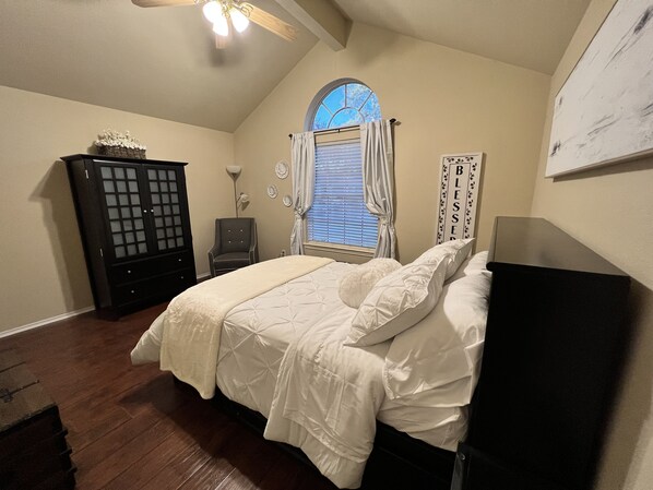 3 bedrooms, desk, iron/ironing board, free WiFi