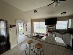 Fridge, microwave, oven, stovetop - NE Houston, Whole House, 3 bed 2 bath, 15 min from IAH Airport (Humble)