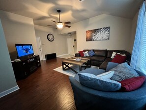 Smart TV, fireplace, books - NE Houston, Whole House, 3 bed 2 bath, 15 min from IAH Airport (Humble)