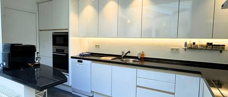 KĂŒhlschrank, Mikrowelle, Ofen, GeschirrspĂŒler