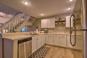 Réfrigérateur, micro-ondes, plaque de cuisson, lave-vaisselle