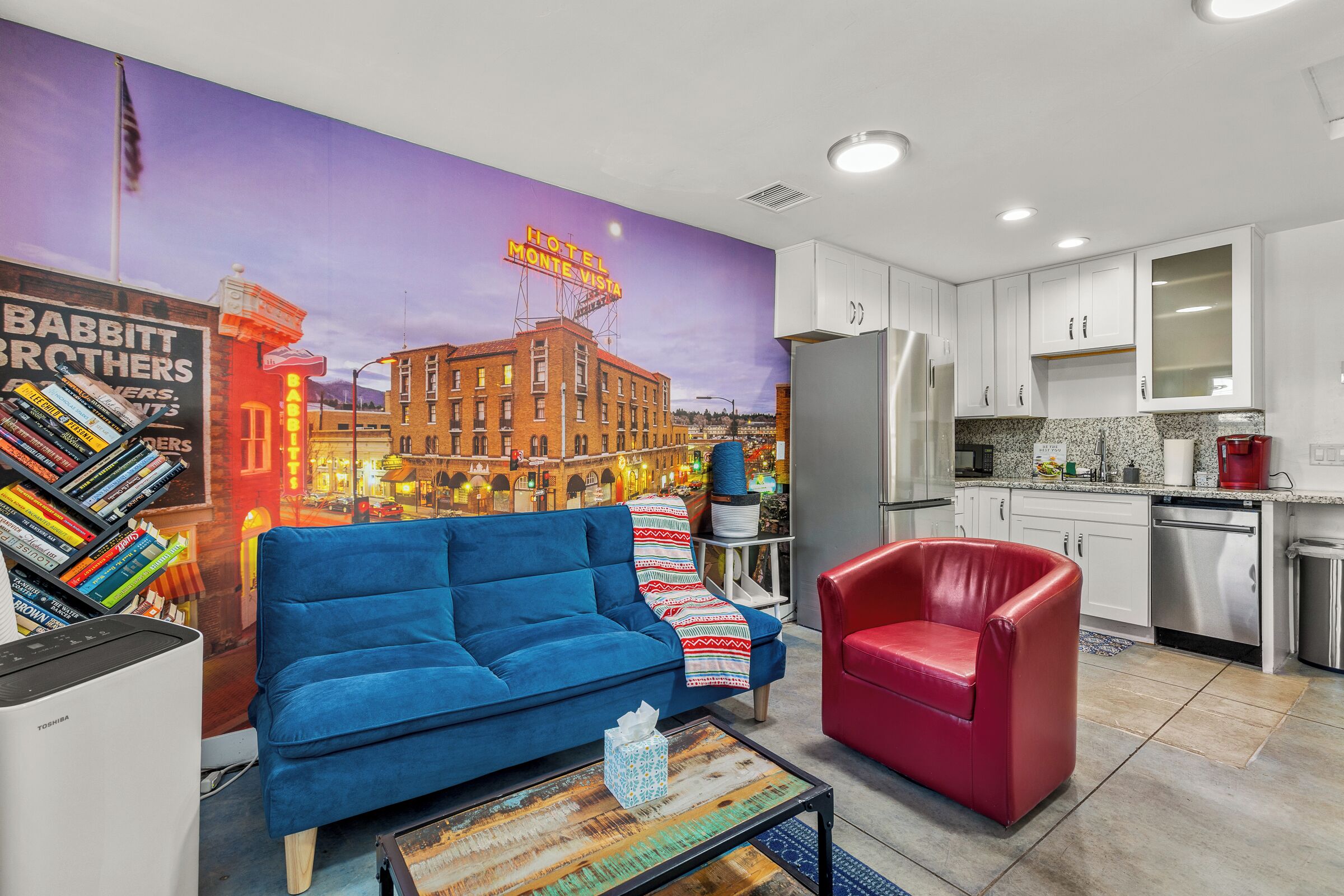 Smart TV, chimenea, libros, biblioteca de música