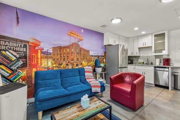 Smart TV, fireplace, books, music library - NoHo Stone Bungalow w/AC, W/D, 2 Smart TVs w/Speedy WiFi at Forest & Beaver St (Flagstaff)