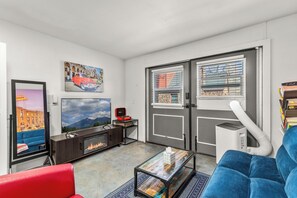 Smart-tv, pejs, bøger, musikbibliotek