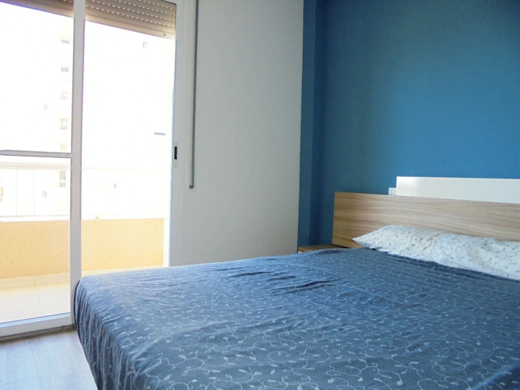 1 slaapkamer, een strijkplank/strijkijzer, beddengoed