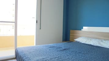 1 slaapkamer, een strijkplank/strijkijzer, beddengoed