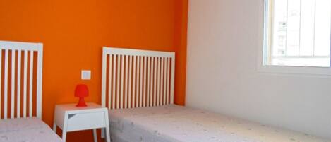 1 غرفة نوم ومكواة/لوح كي وملاءات أسرّة