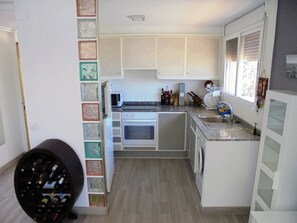 Kühlschrank, Mikrowelle, Ofen, Wasserkocher mit Kaffee-/Teezubehör