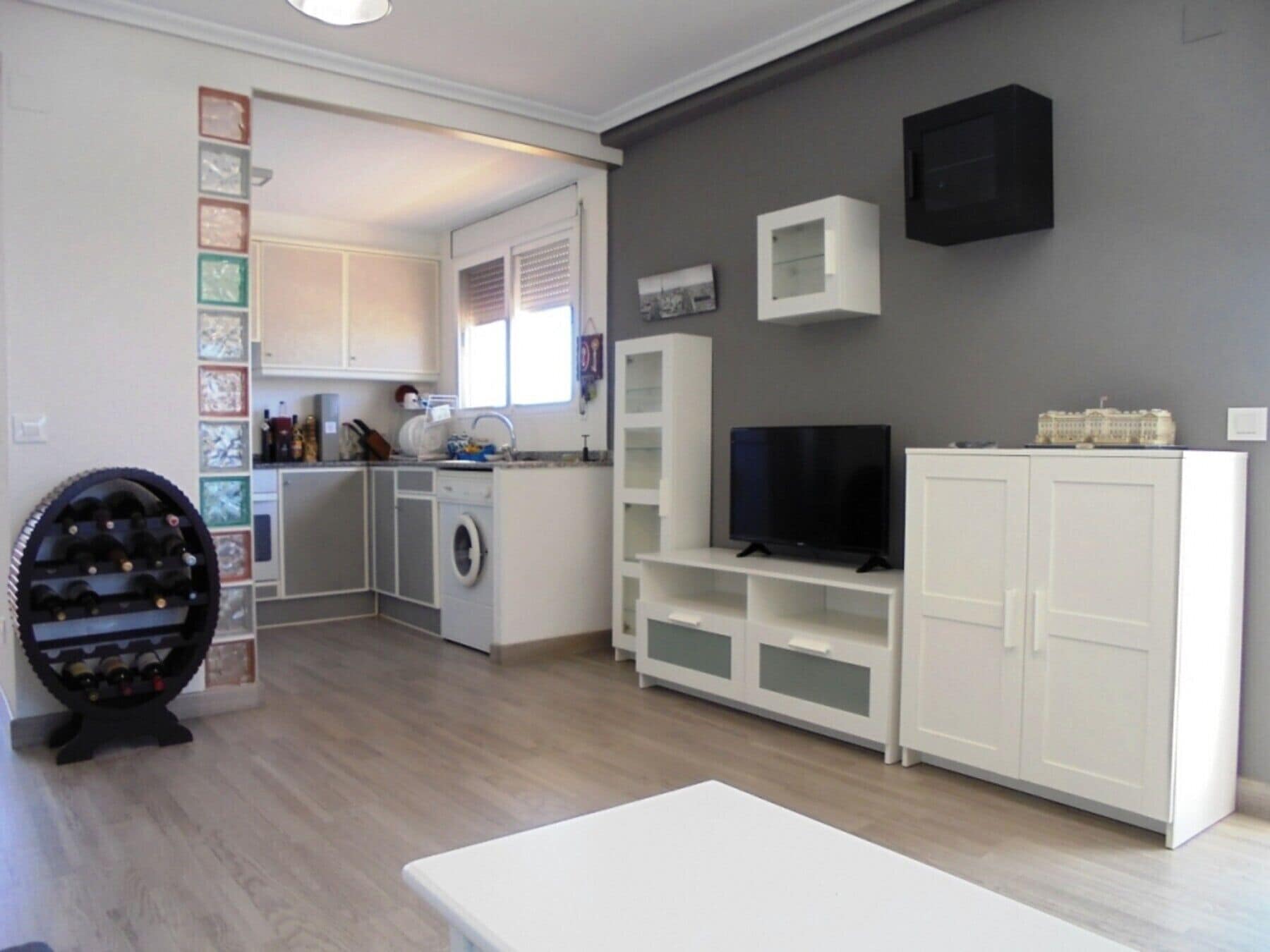 Een koelkast, een microgolfoven, een oven