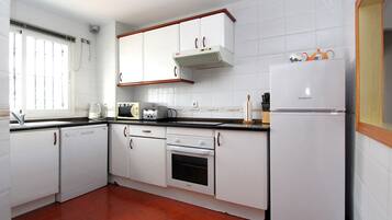 Een koelkast, een magnetron, een oven, een kookplaat