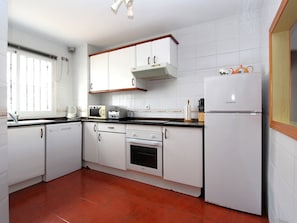 Een koelkast, een magnetron, een oven, een kookplaat