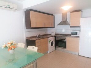 Fridge, microwave, oven, coffee/tea maker