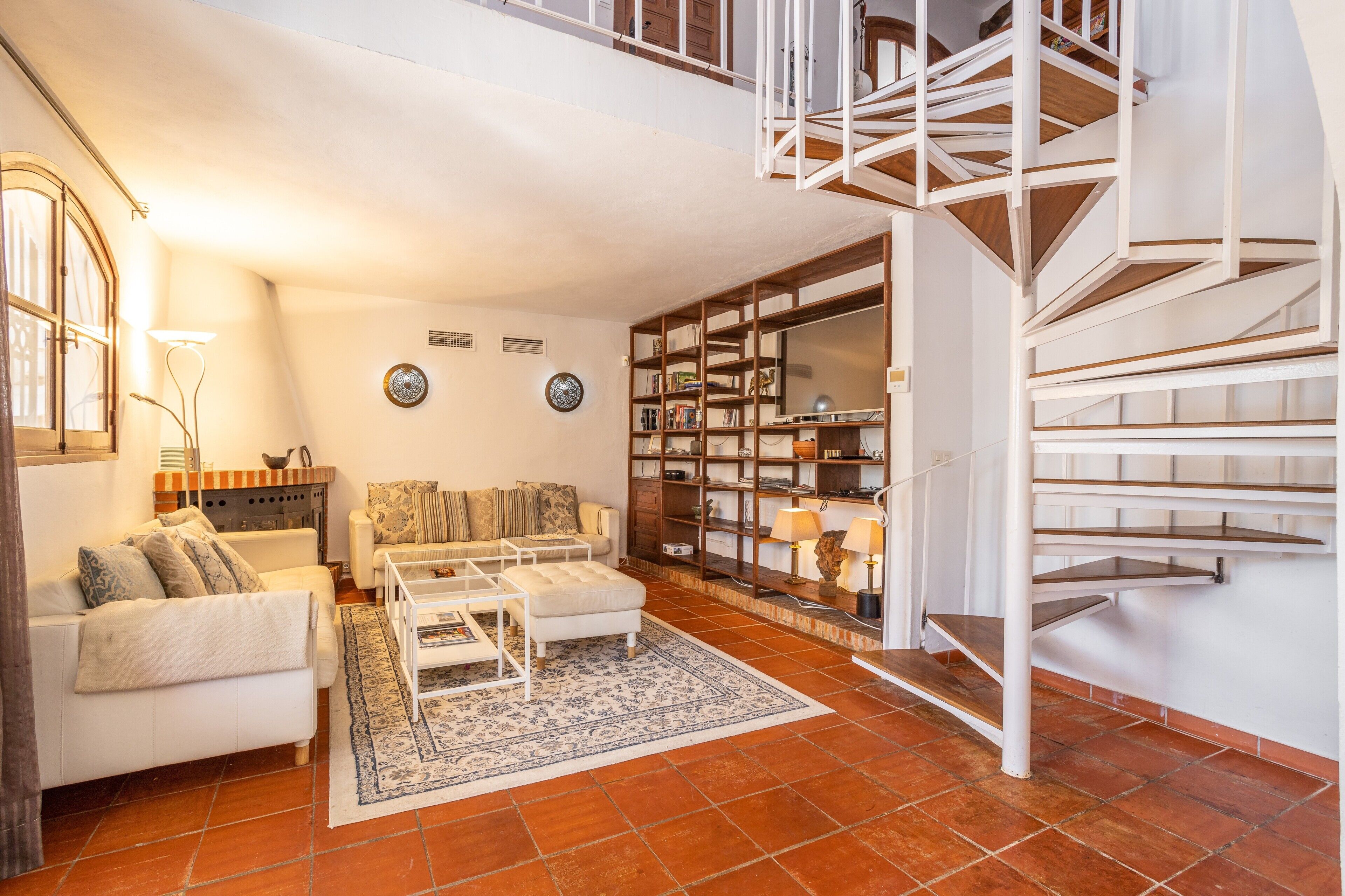 Fernseher, Kamin, DVD-Player, Stereoanlage