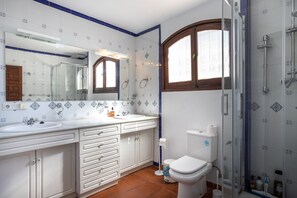 Ducha, secador de pelo y toallas