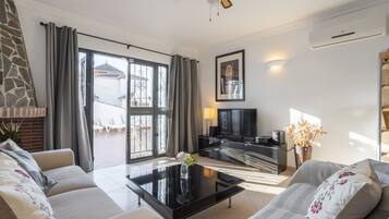 Een open haard, een dvd-speler en een stereo