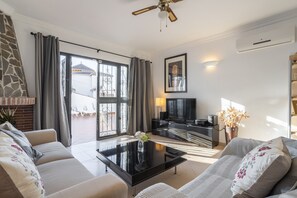 Een open haard, een dvd-speler en een stereo