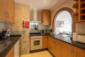 Een koelkast, een magnetron, een oven, een kookplaat