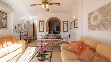 Reproductor de DVD, libros y estéreo