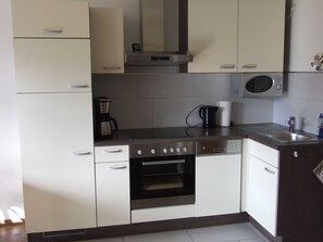 Kühlschrank, Mikrowelle, Ofen, Geschirrspüler
