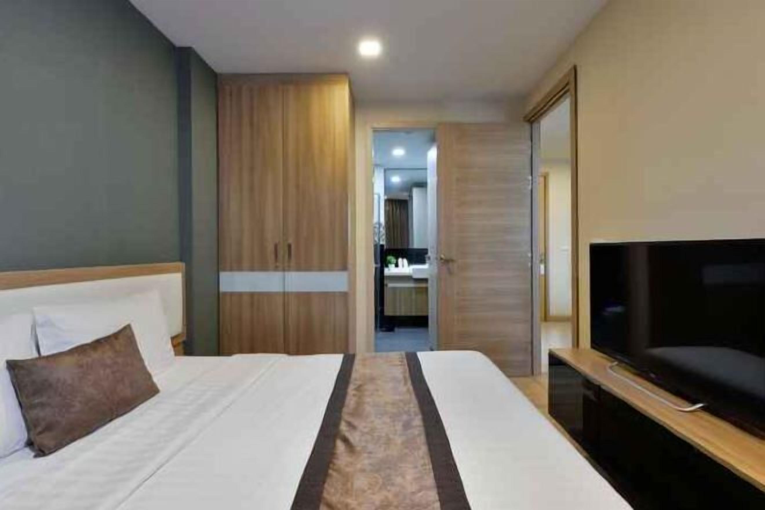 Premium bedding, in-room safe, desk, laptop workspace