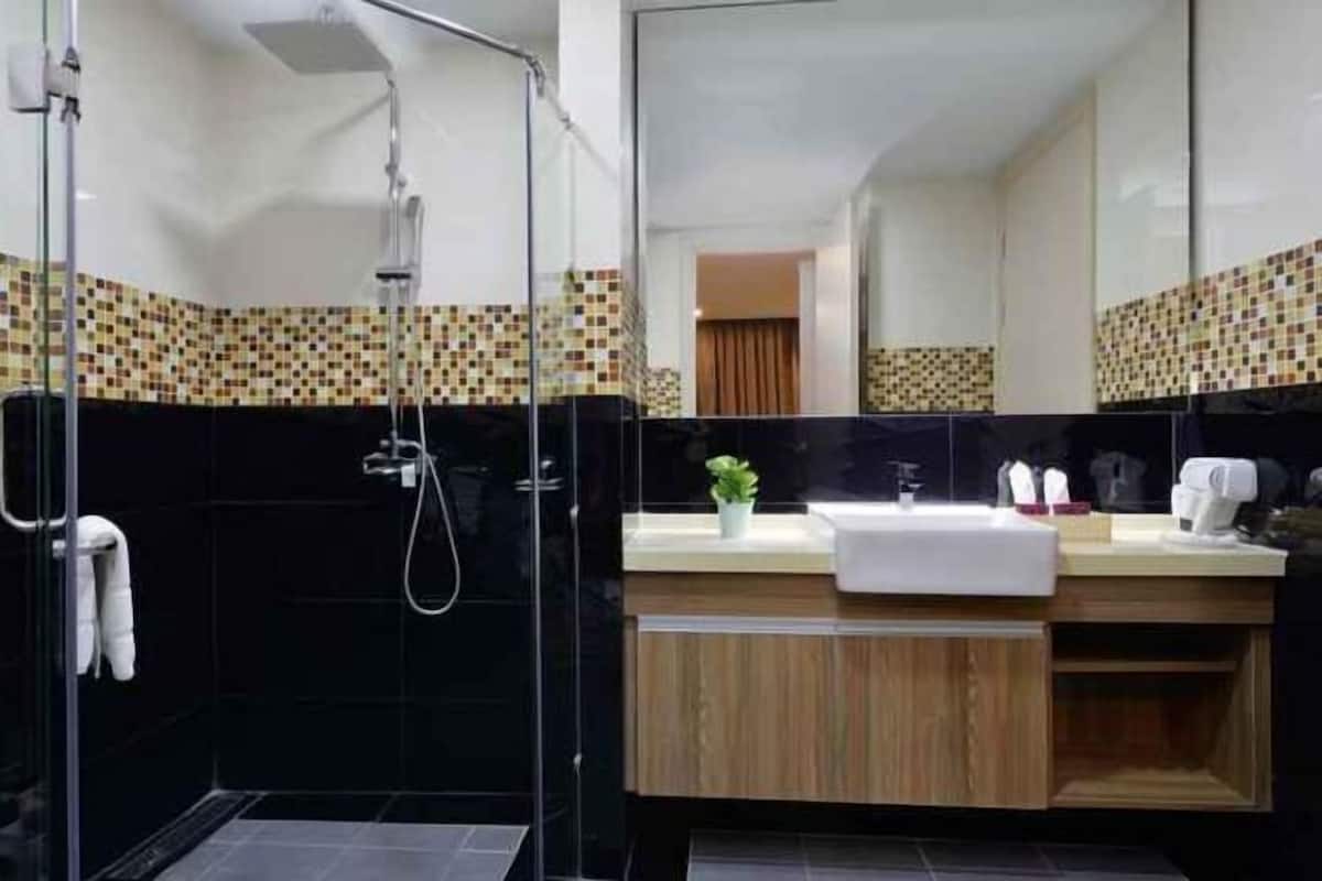 Kamar mandi | Shower, handuk, dan sampo
