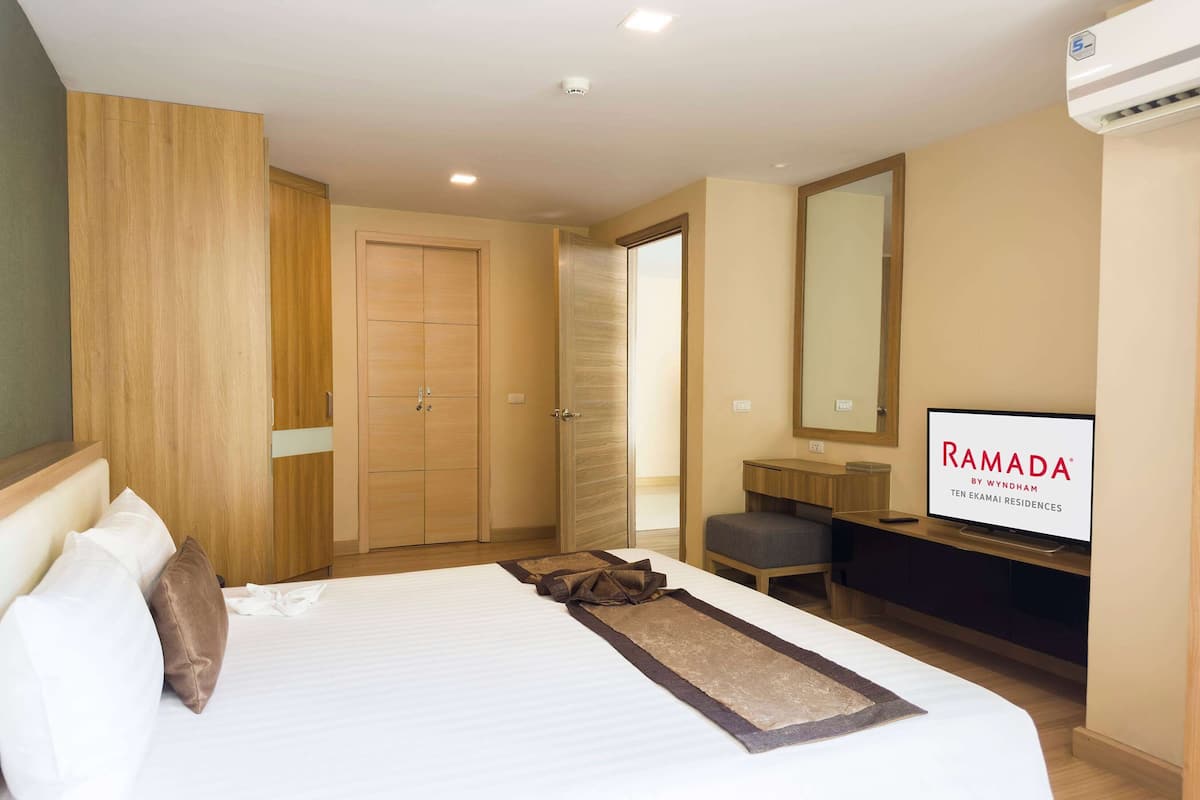 Kamar, 1 kamar tidur (Grand Premier, 1 King) | Seprai premium, brankas, meja kerja, dan ruang kerja ramah laptop