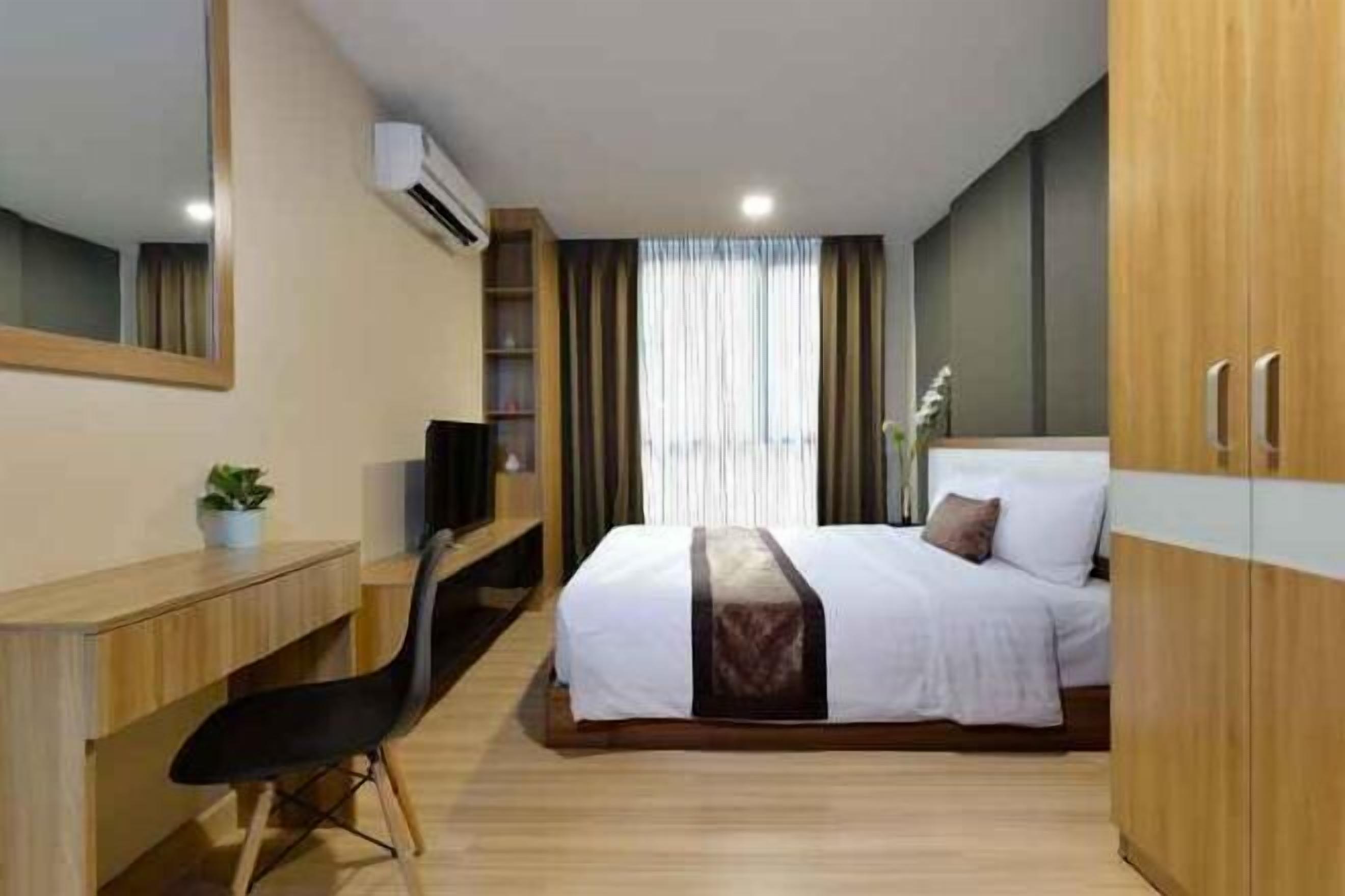 Premium bedding, in-room safe, desk, laptop workspace