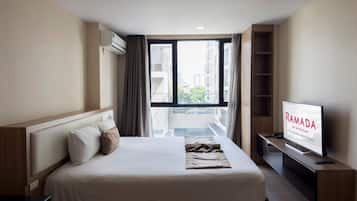 Premier Room, 1 Bedroom (1 King Bed) | Pemandangan dari bilik