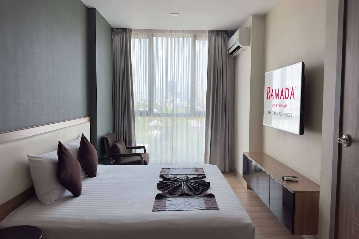 Kamar Superior, 1 kamar tidur (1 King Bed) | Seprai premium, brankas, meja kerja, dan ruang kerja ramah laptop